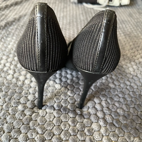 Charles Black Textured Heels. Size 8M - Picture 5 of 6